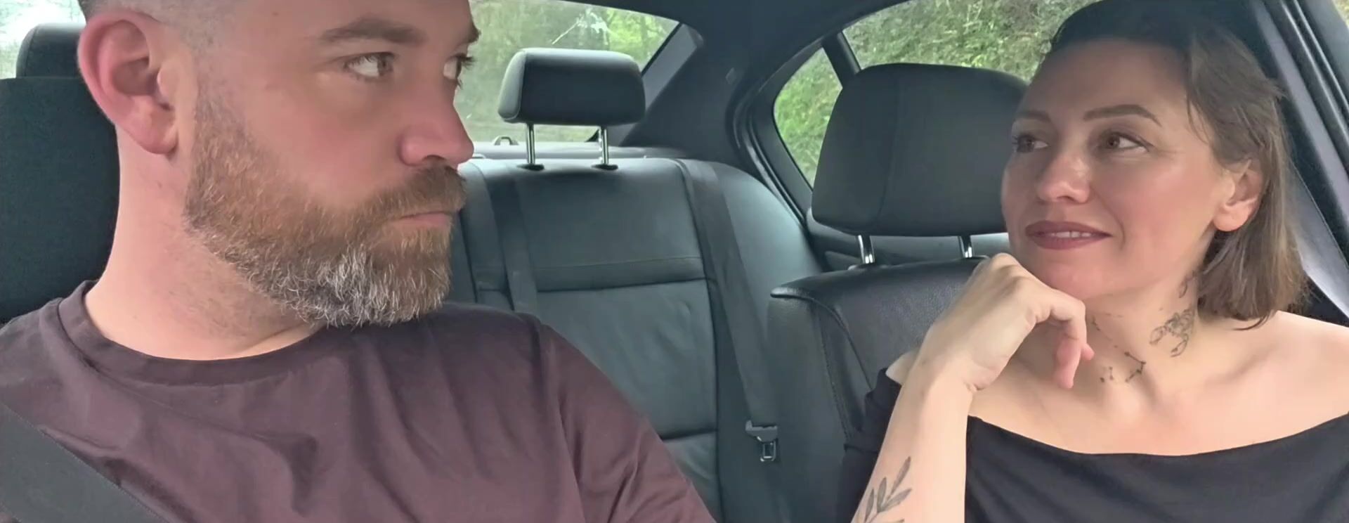 Milf insatisfecha roba a su marido y a su ex con una gran polla en el coche y en casa