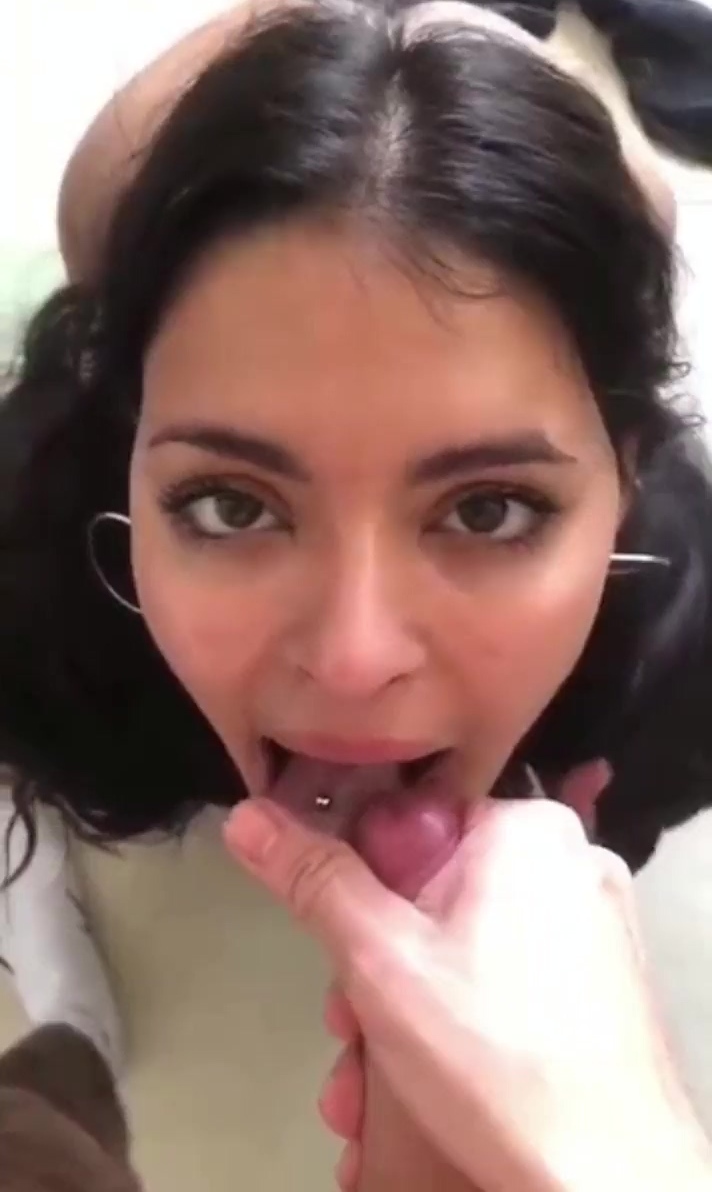 Milf latina comienza a filmar escenas calientes después de volverse viral
