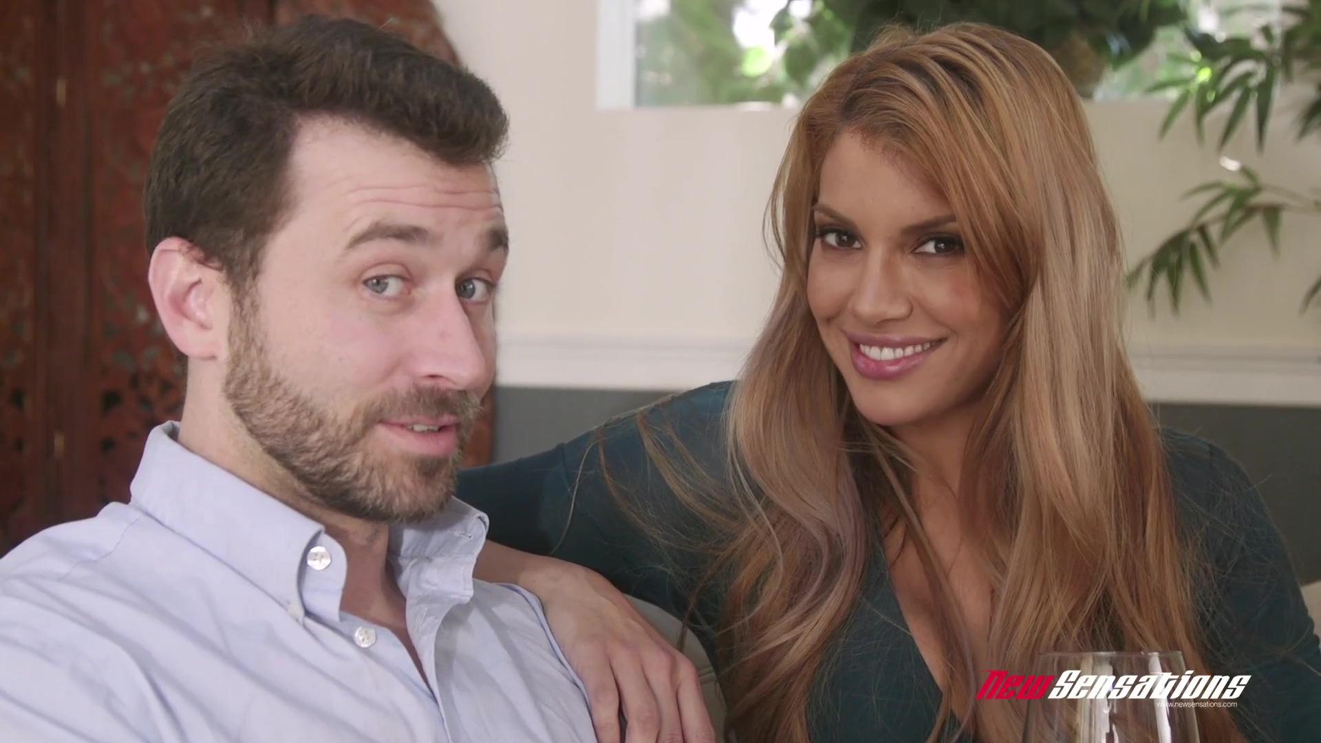 Milf latina en medias monta su polla dura delante de su marido