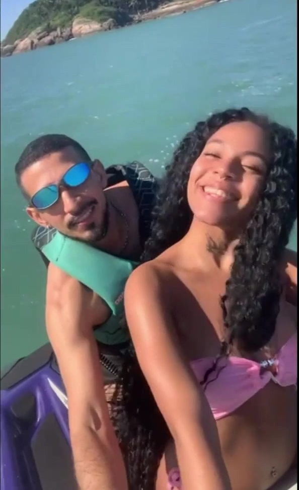 Montando juntos en el barco mientras ella empuja mi polla