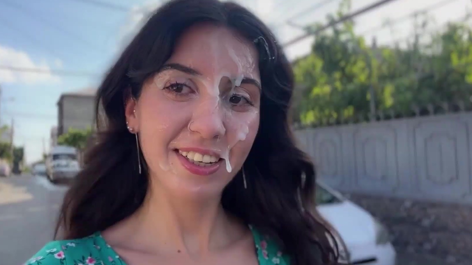 Morena amateur al aire libre recibe a tres tíos en público