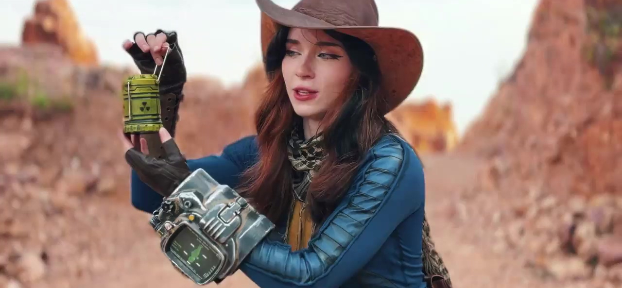 Morena cachonda disfruta de un acto al aire libre en un cosplay de Fallout