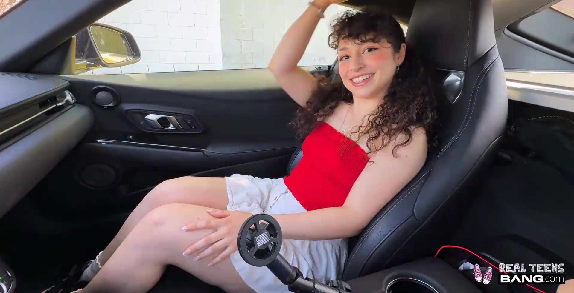 Mostrando la belleza al aire libre está una joven morena con un hermoso culo, Pixie Smalls.