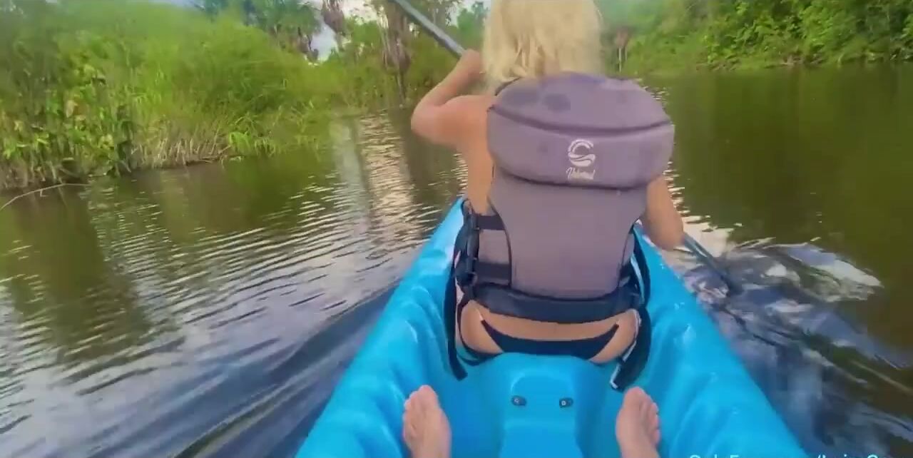 POV al aire libre con rubia caliente en bikini en un viaje en kayak