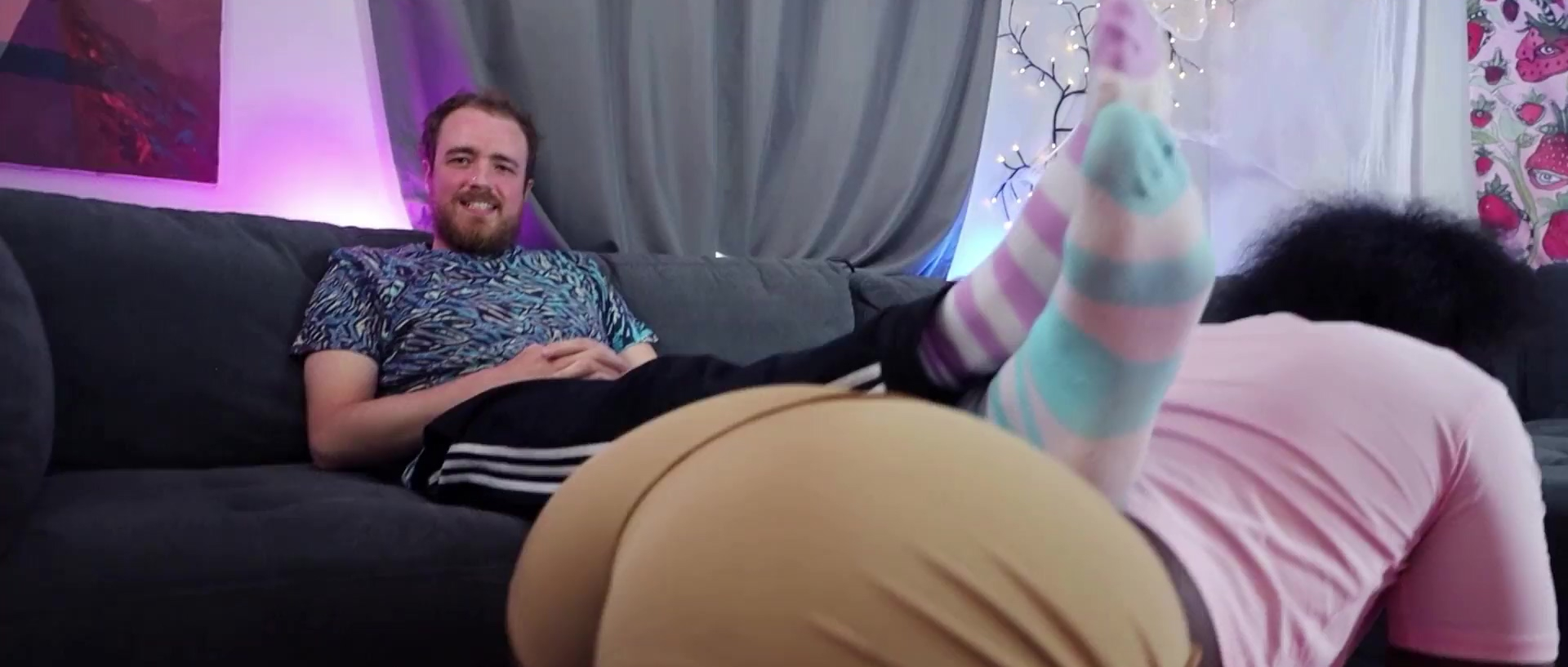 Paño negro con nalgas grandes agrada al hombre blanco