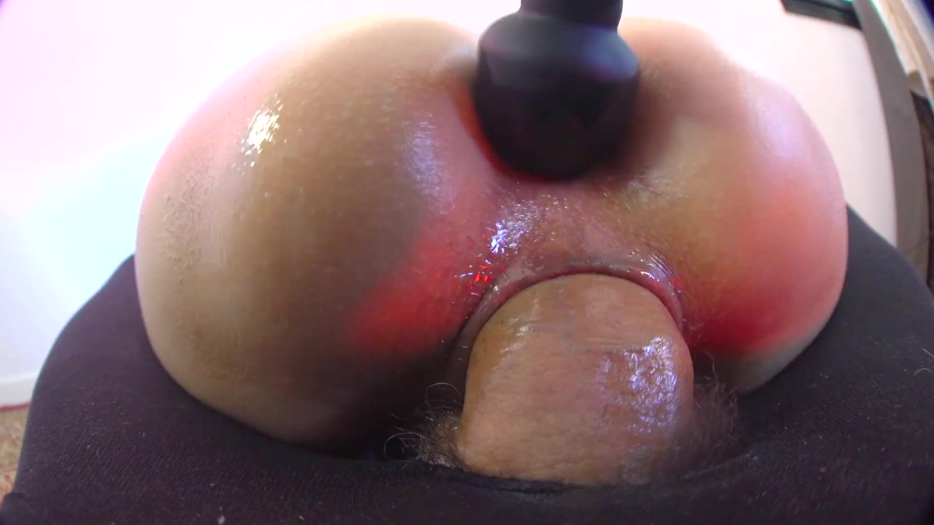 Pawg, diseñado por IA, monta la gorda polla de su padrastro mientras el hombre le mete un vibrador por el culo.