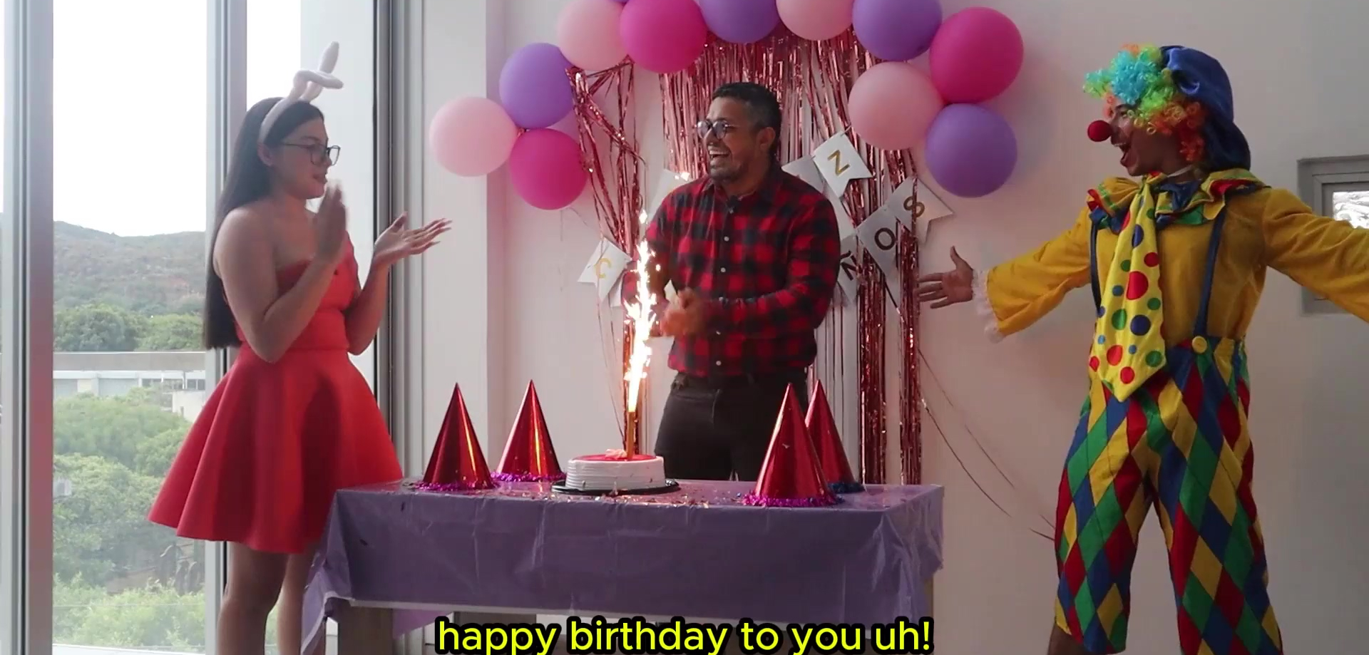 Payaso cachondo empuja a una niña recién nacida detrás de su padre trabajador