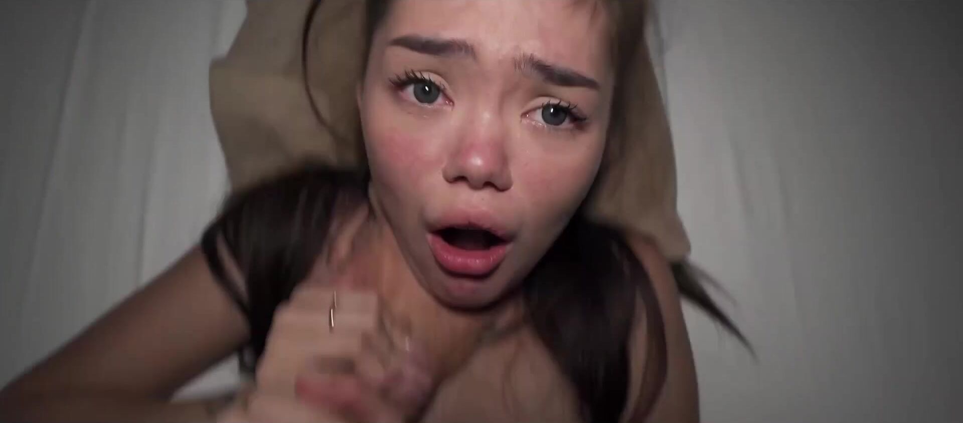 Pequeña asiática recibe su dulce nena musculosa