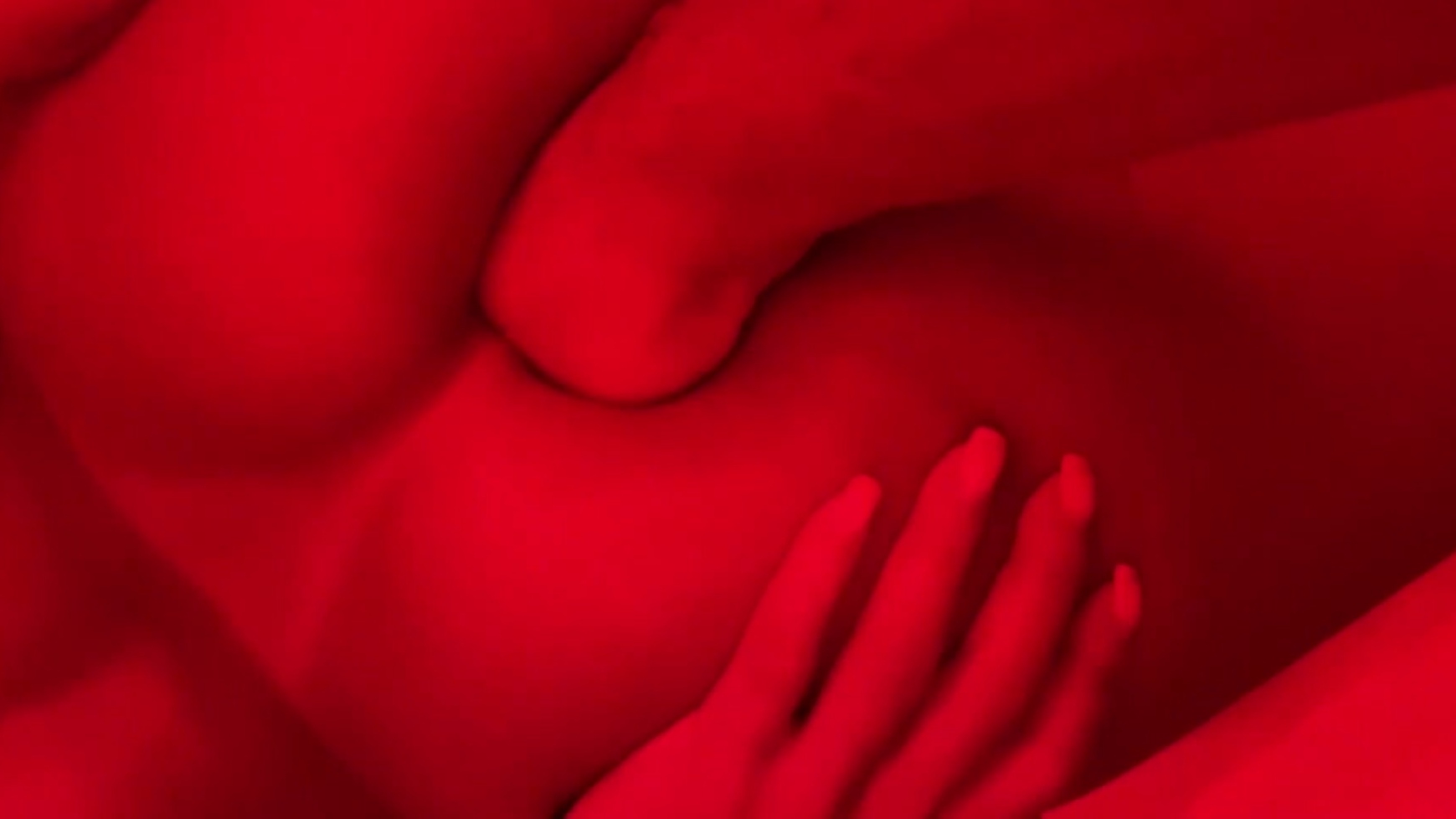 Pov: El pelo rizado penetra una polla gruesa y disfruta de las peleas a puñetazos