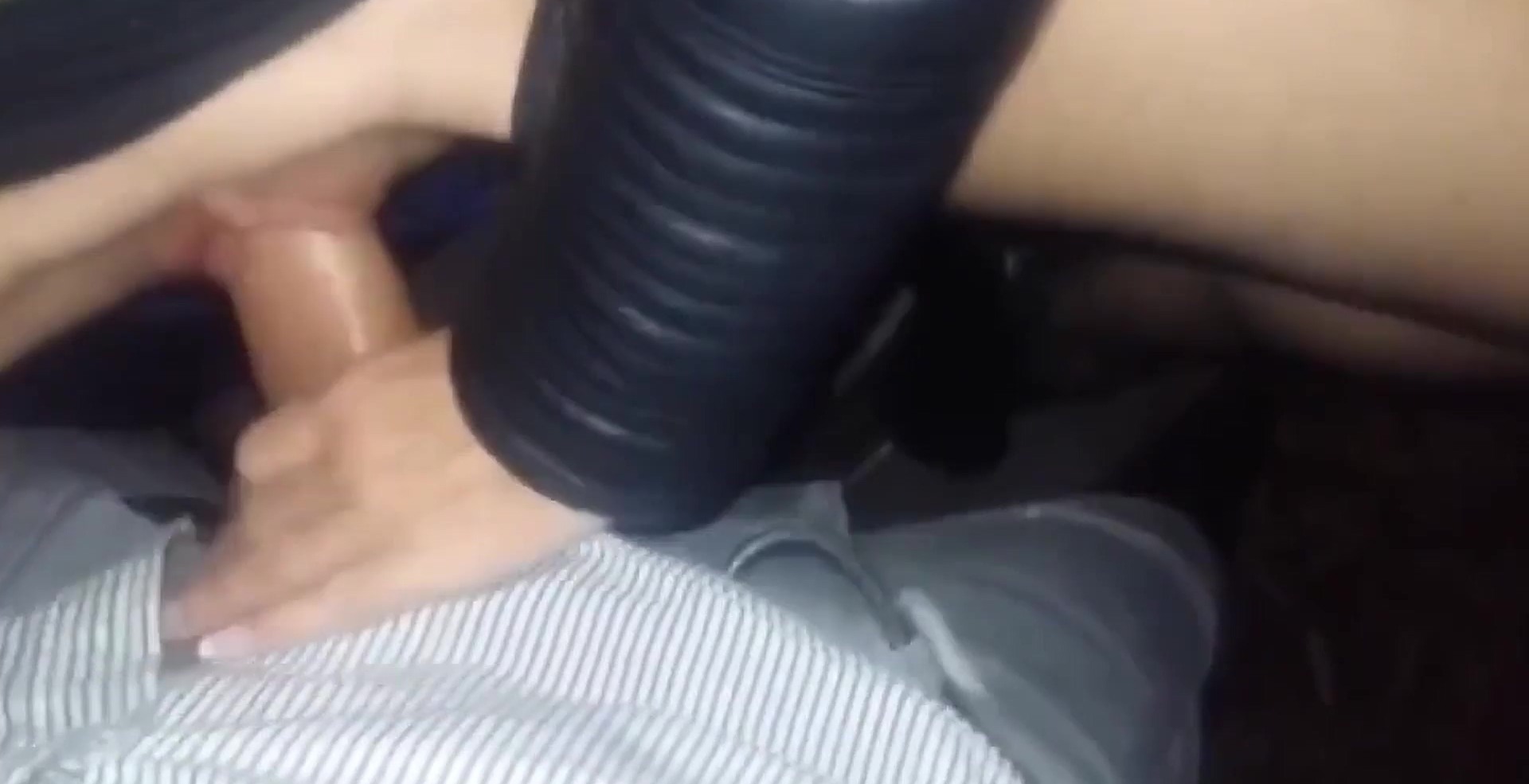 Pov: Me encantan sus medias sexys en el auto.