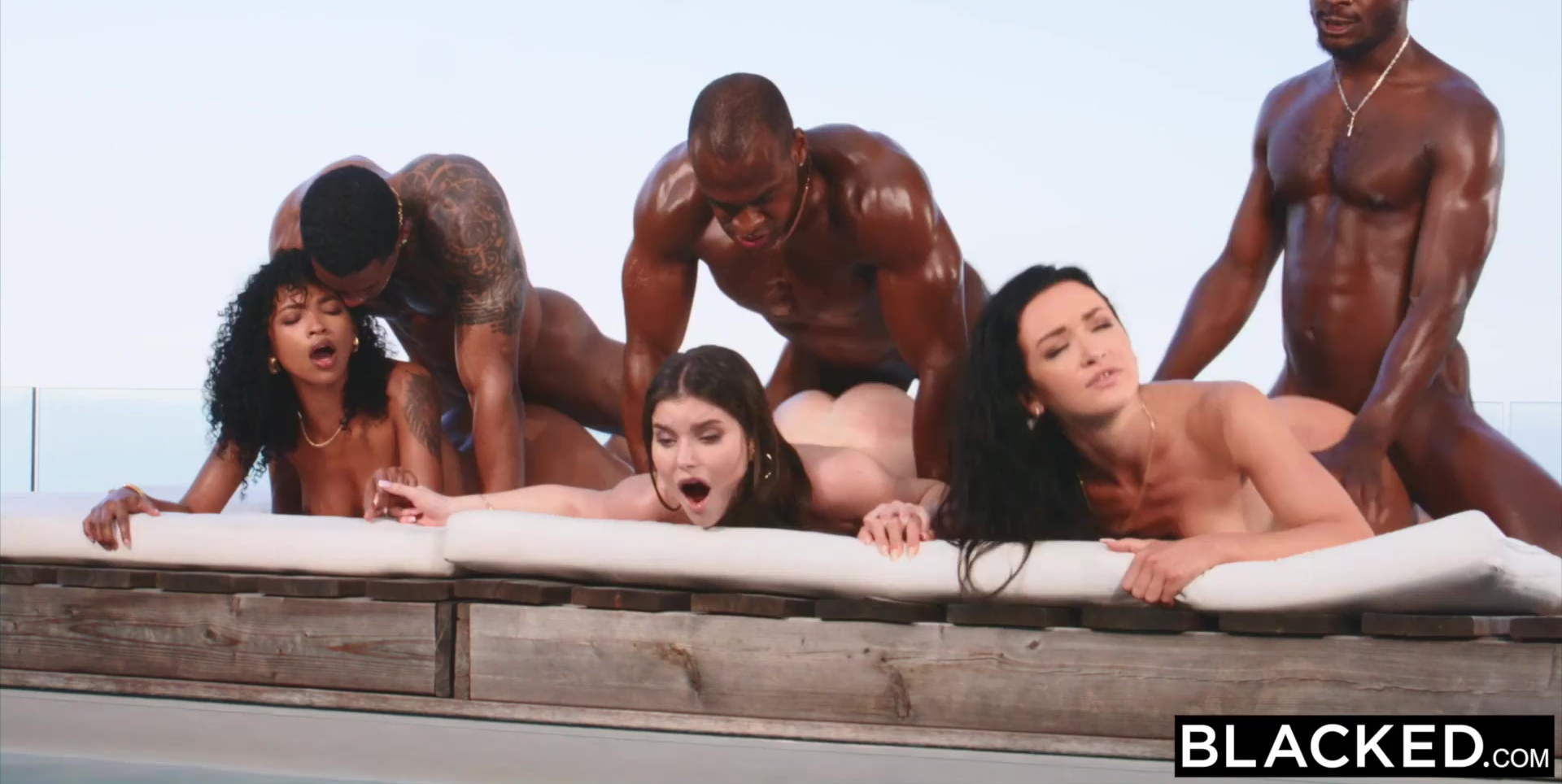 Precious Girls interpreta a 3 BBC en un tipo diferente de grupo al aire libre