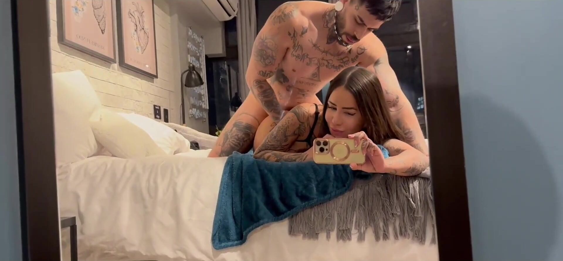 Puta latina me chupa la polla sin cuidado y la empujan frente al espejo