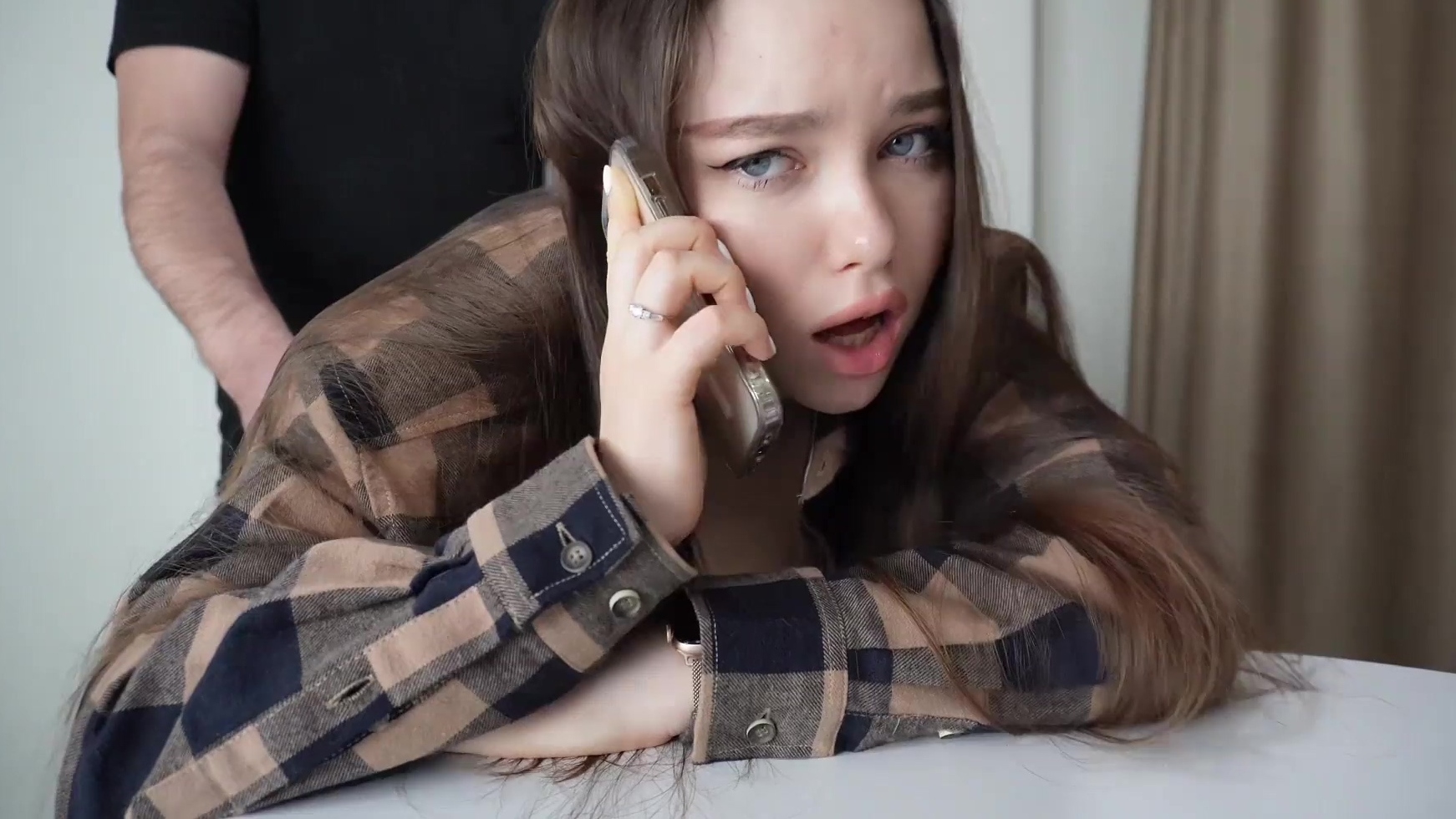 Quick y mi pervertida hermana rusa están hablando por teléfono con su novio.