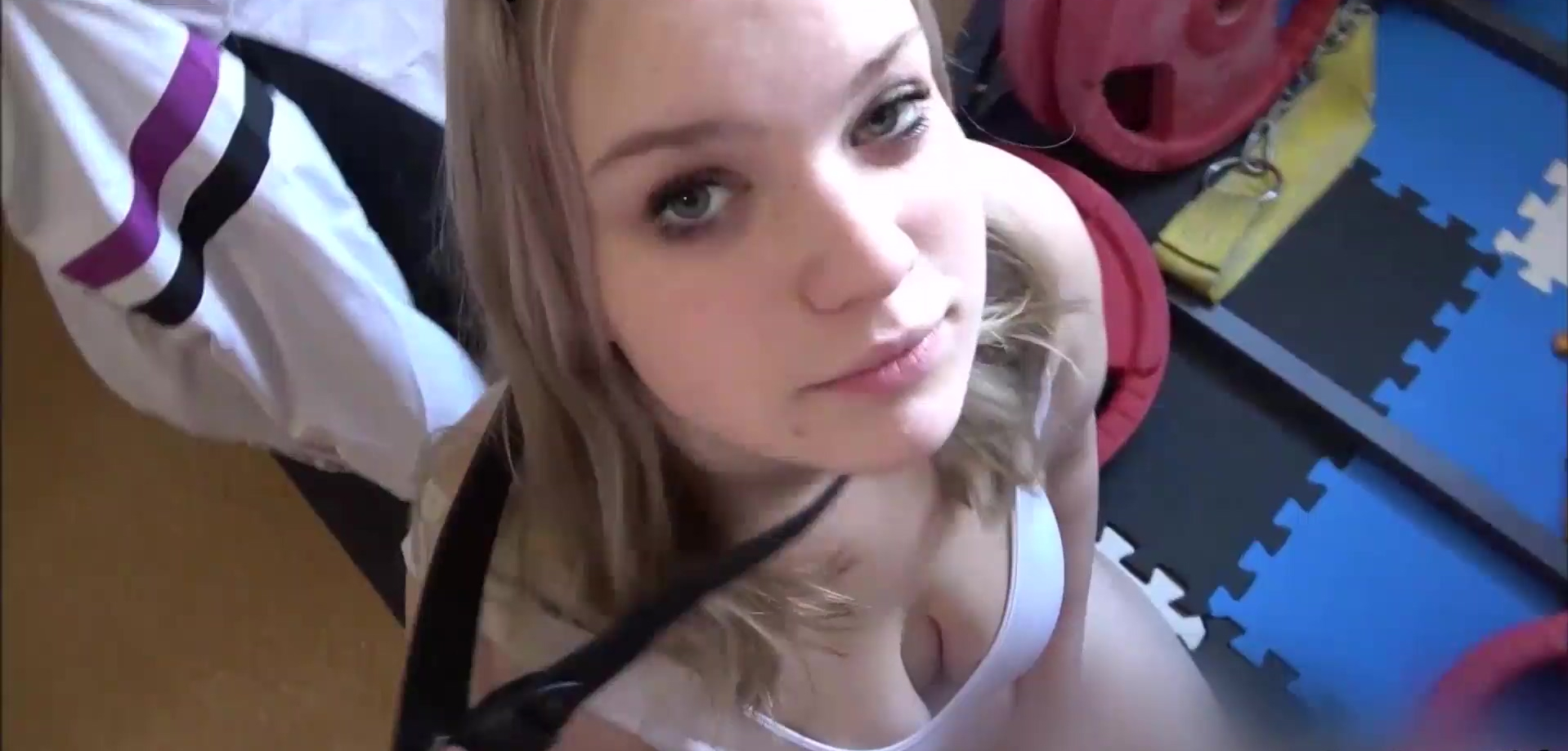 Rubia caliente disfruta del sexo duro y sumiso en el dormitorio