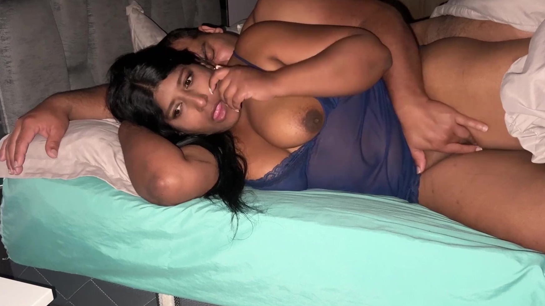 Se acostó con su hija morena y mocosa de gran culo y se corrió dentro de ella, pensando que era su madre.