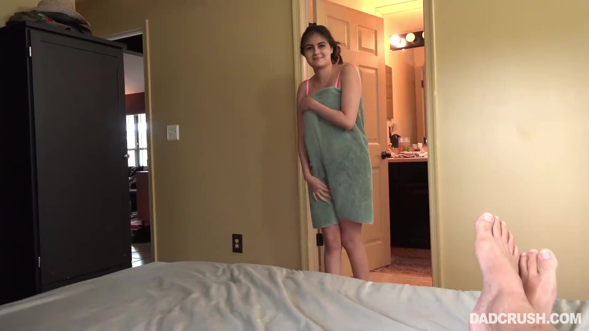 Se lo mostró a su hija sólo una vez y ahora ella no se cansa de su polla.