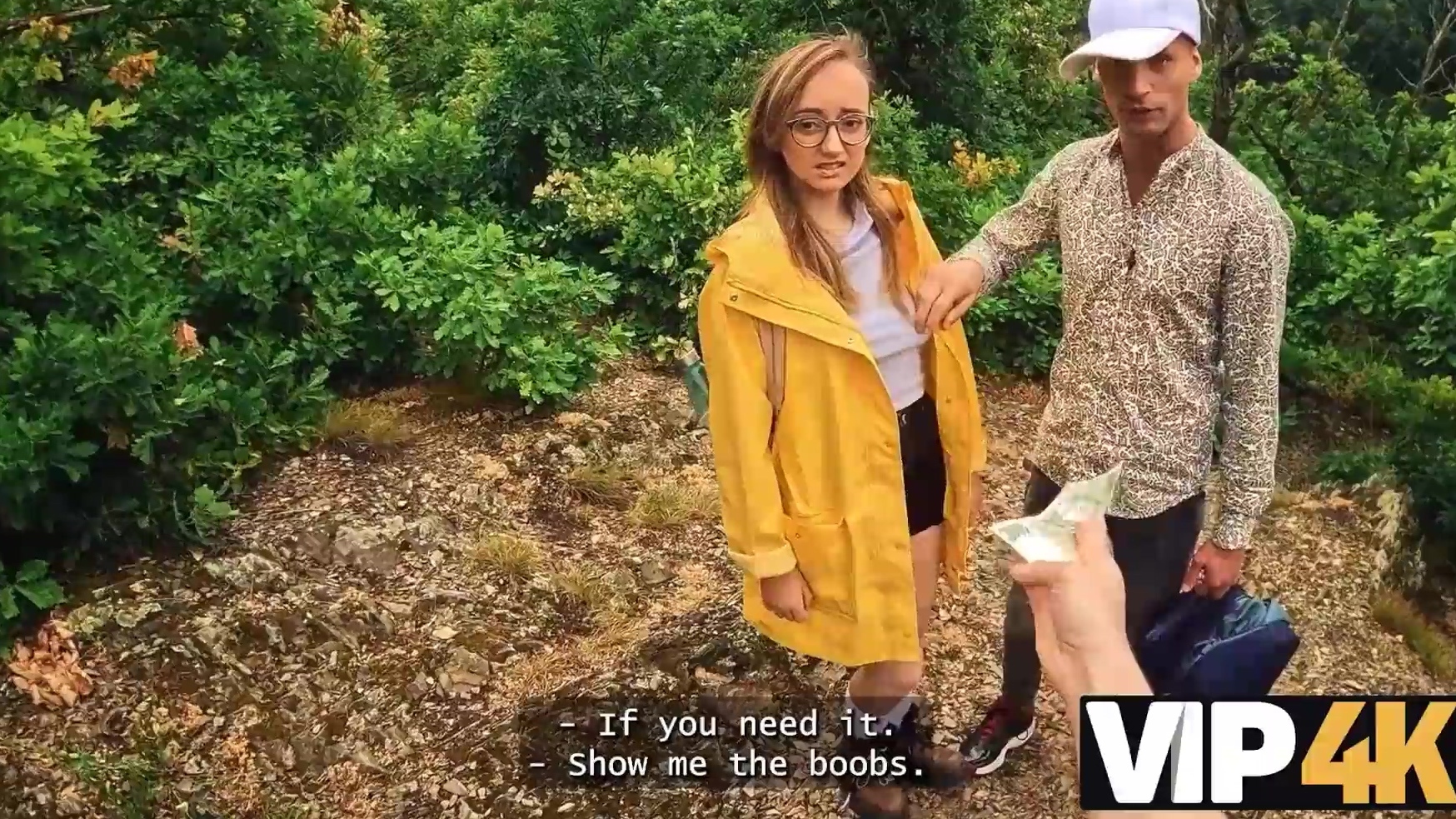 Sexo al aire libre con una rubia mágica mientras su amigo cornudo se sienta cerca