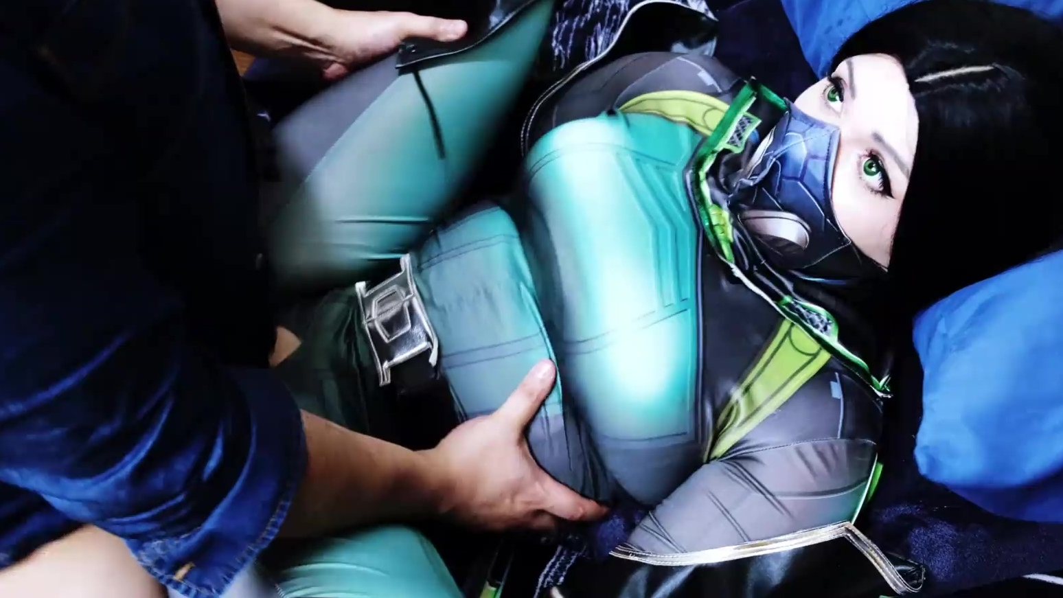 Sexo en primera persona con una sexy morena vestida como Viper de Valorant.