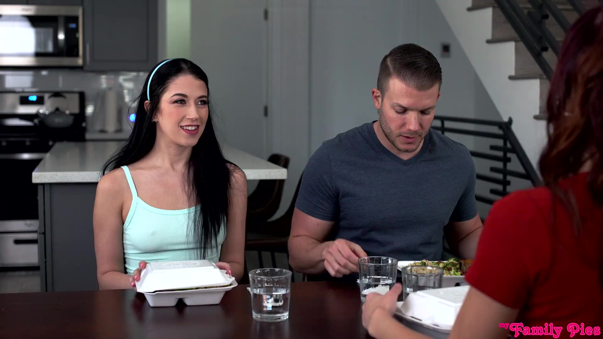 Sexo extremo con mi hermana morena caliente Alex Coal en mi momento travieso mientras mi madrastra está en casa