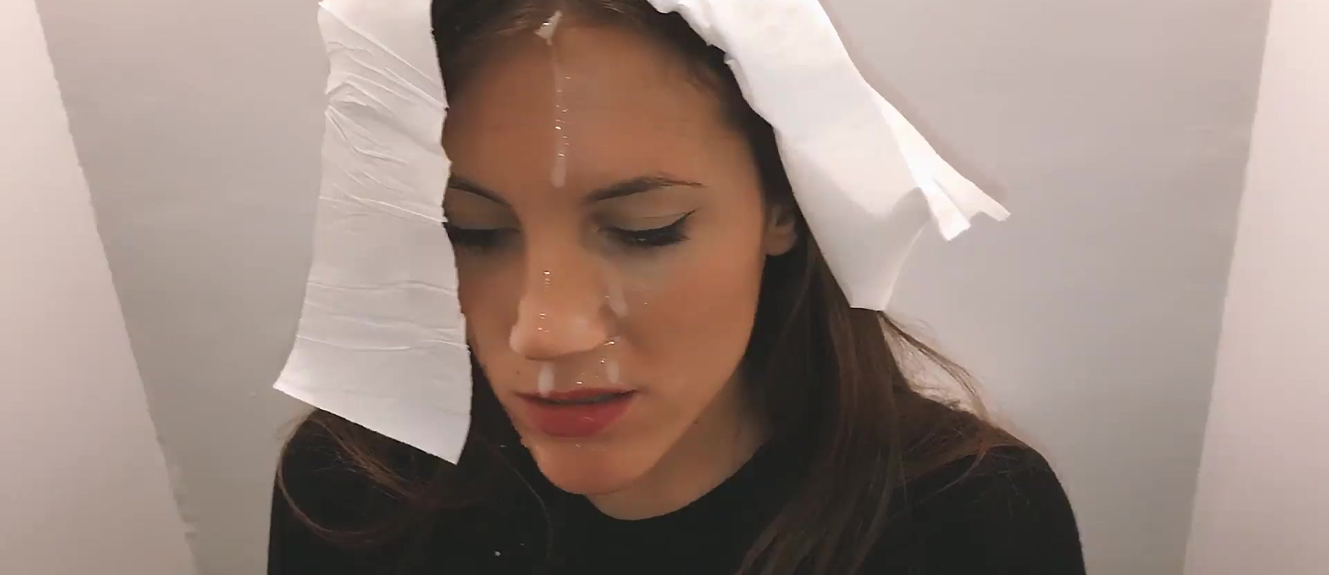 Sexo vergonzoso con una flaca teniendo sexo en una discoteca.