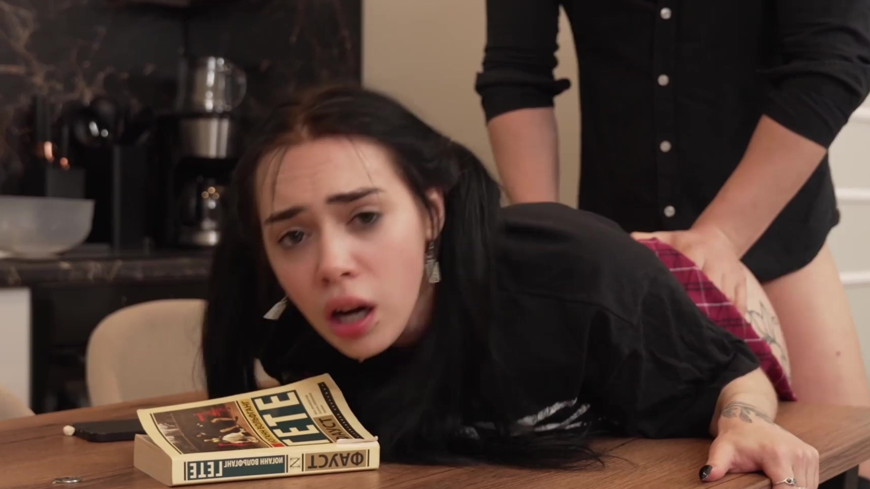 Su carga de tareas es tan grande que tuvo que cambiarla por tubos en la cara.