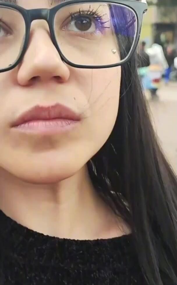 Su cuñado con gafas le lame los pezones con fuerza en la noche de Halloween.