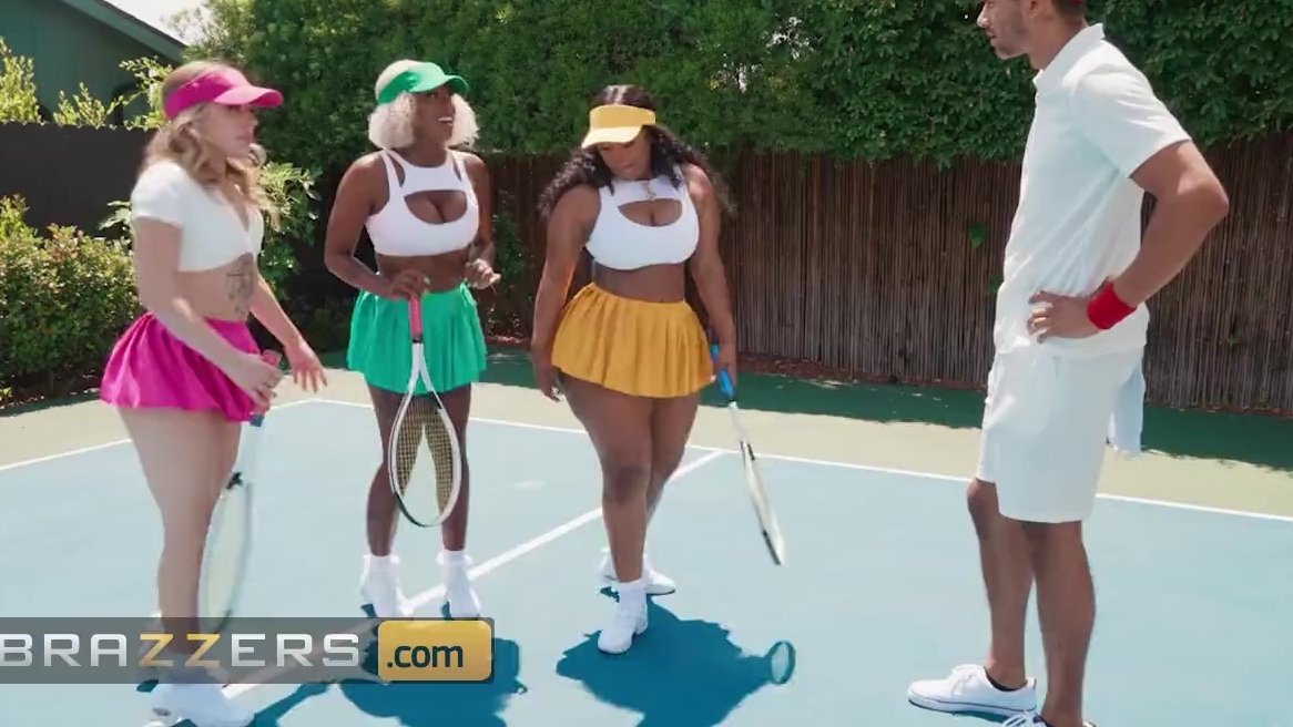 Tres mejores amigas, Anna Claire Clouds, Jayla Page y el bebé Gemini, buscan un entrenador personal para obtener un descuento.