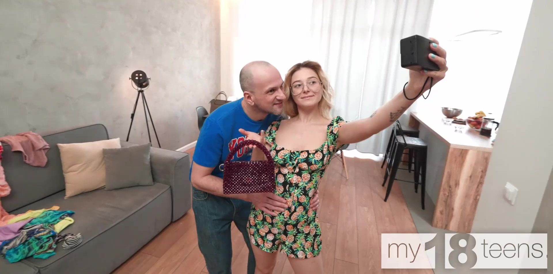 Un adolescente engreído con gafas lleva una gran polla a la cocina.