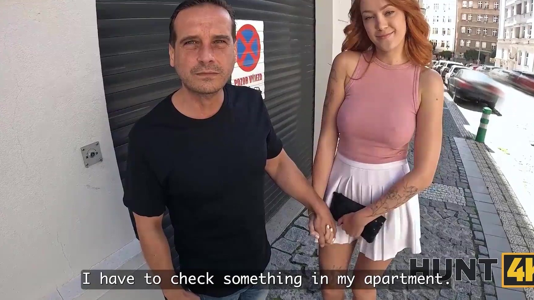 Un chico cualquiera me deja perseguir a su novia Cherry Candle para ganar dinero para su negocio.