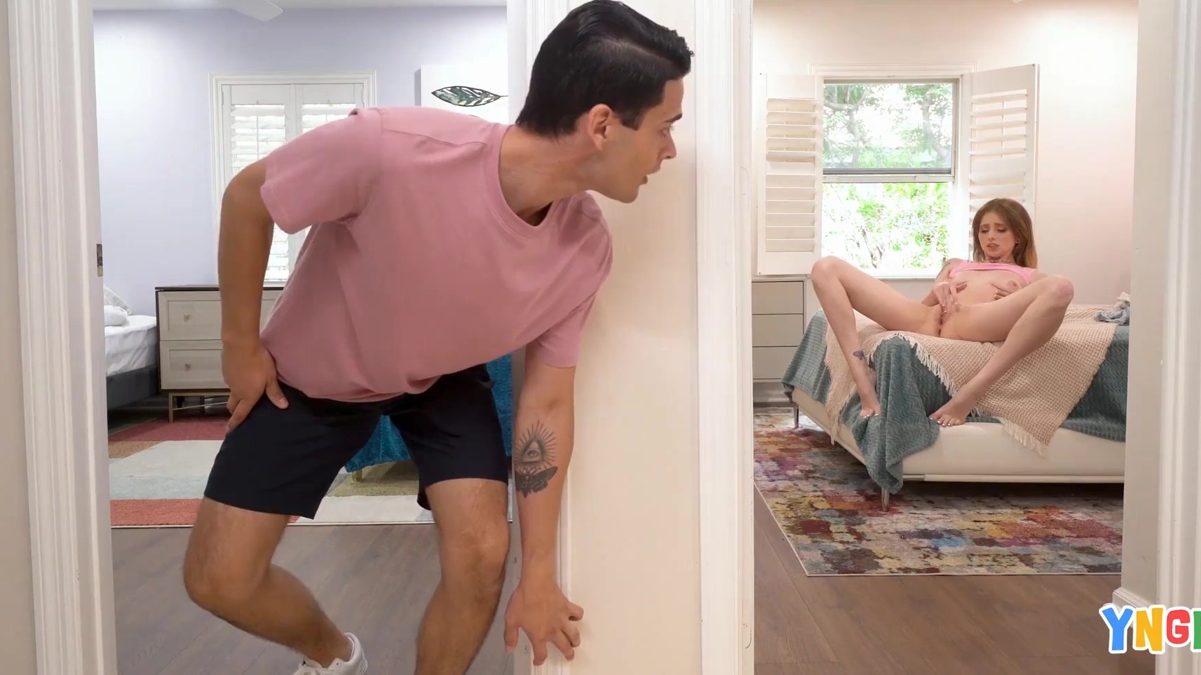 Un chico entra en la habitación de su hermanastra y la pilla masturbándose.