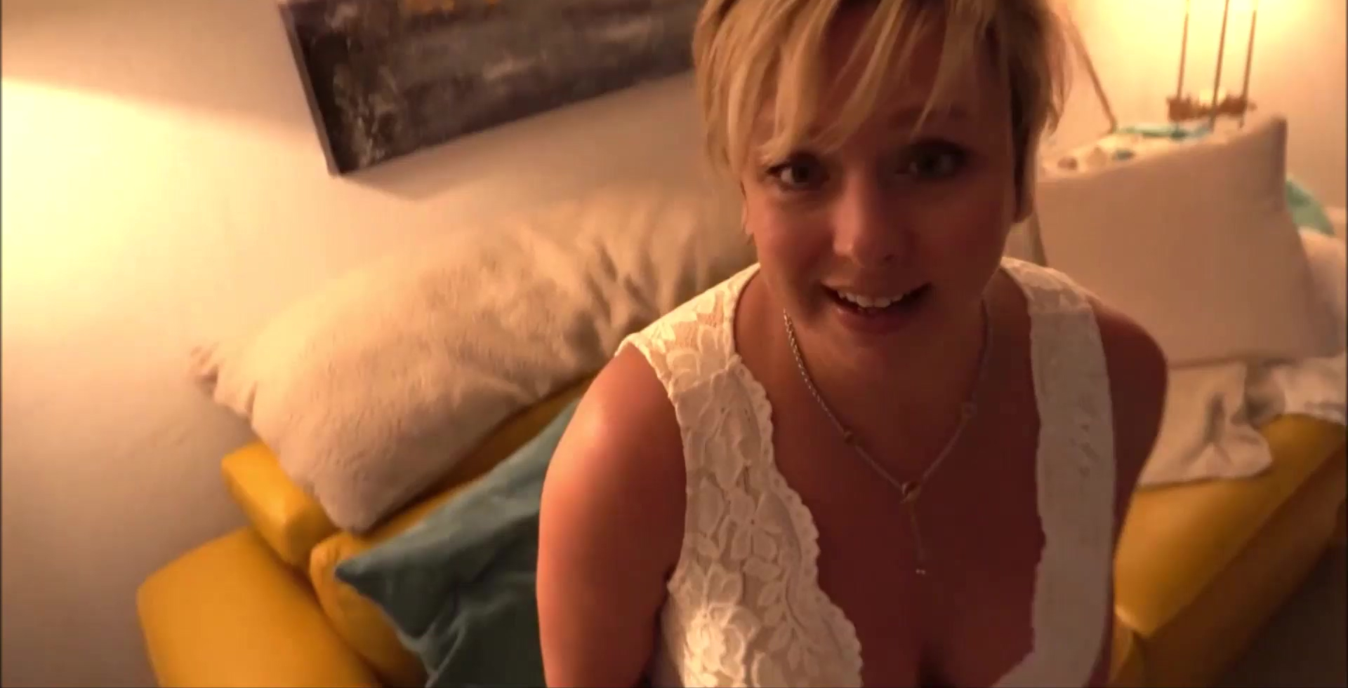 Un chico rubio mira a su hijastro masturbarse y se une a la diversión