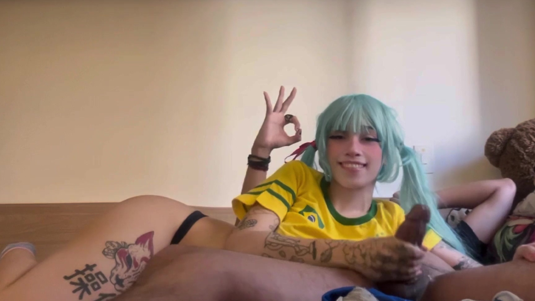 Un cosplayer de Hatsune Miku la agarra por el cuello