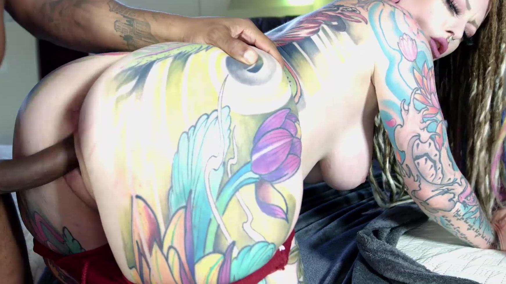 Un drama sobre un médico con un tatuaje y una BBC.