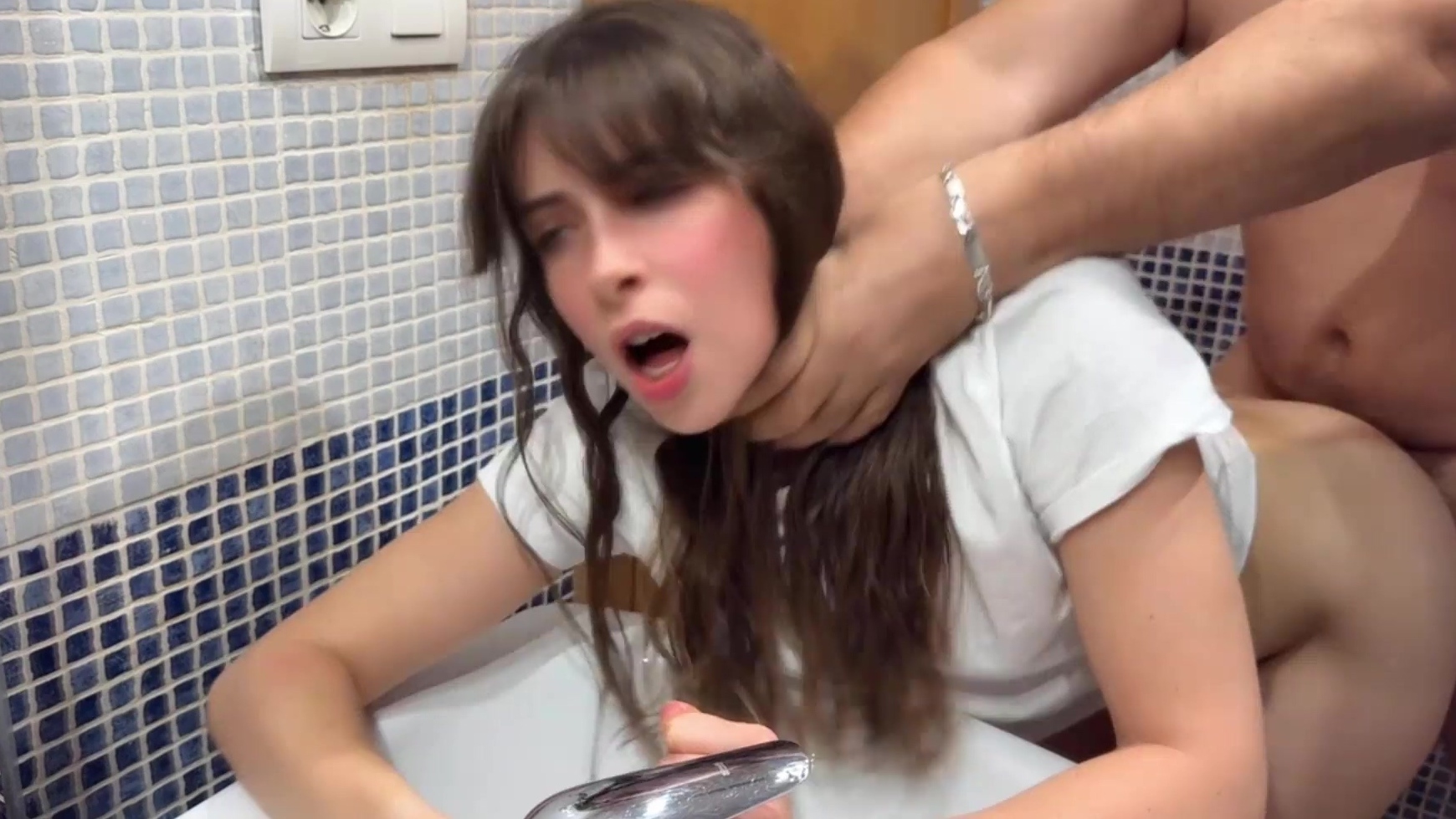 Un encuentro secreto en el baño con mi padrastro captado en un momento tenso en POV