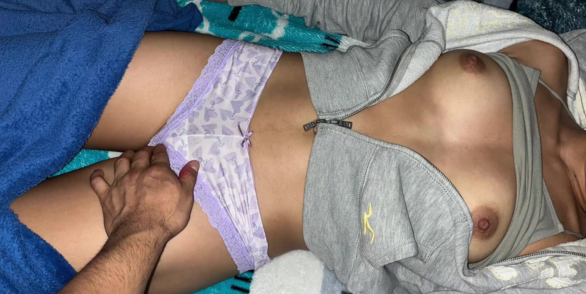 Un joven es brutalmente violado por un hombre mayor en primera persona.