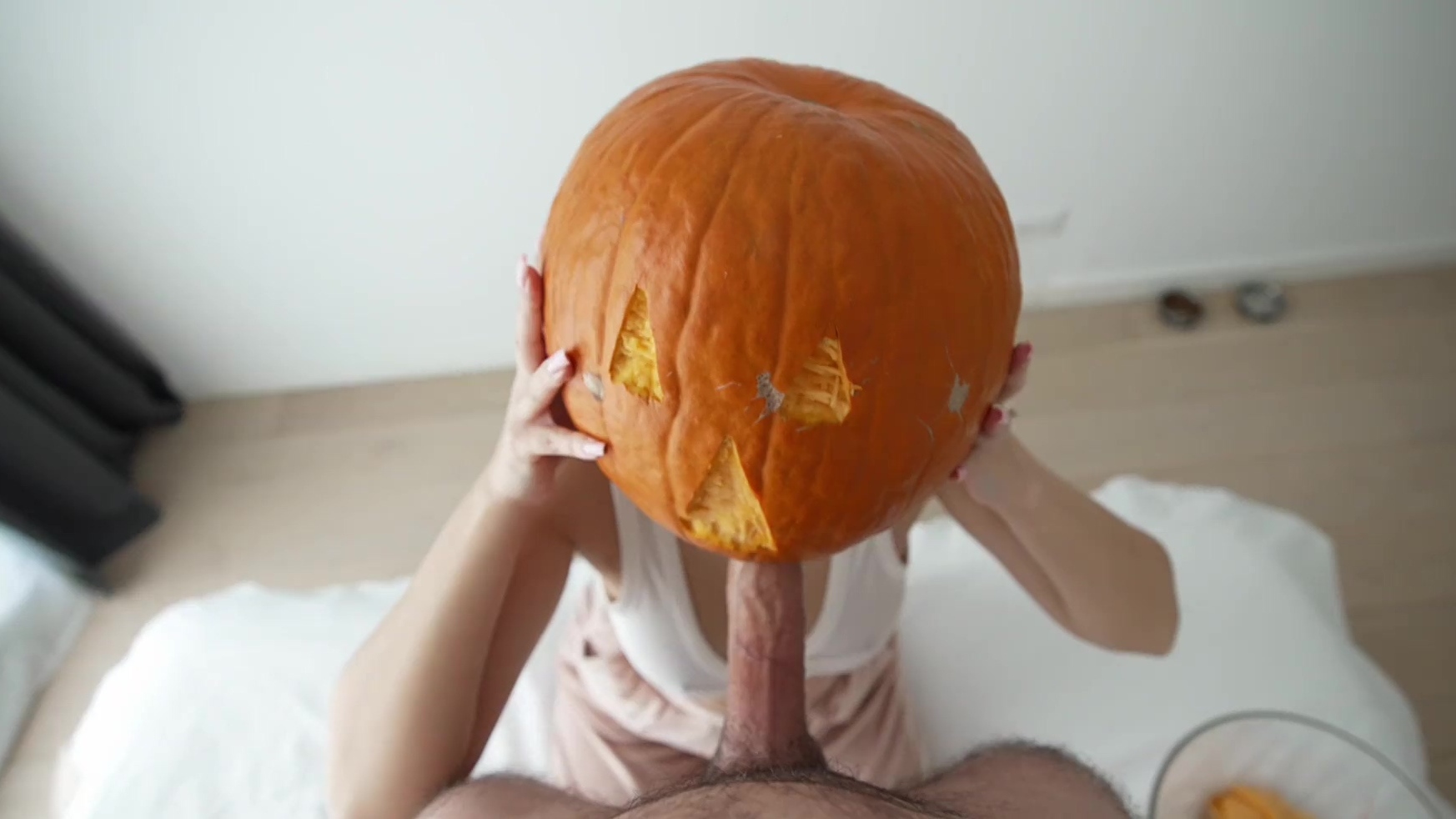 Un niño adorable convierte una pintura tradicional de calabaza de Halloween en una ardiente sesión de sexo con su hermana.