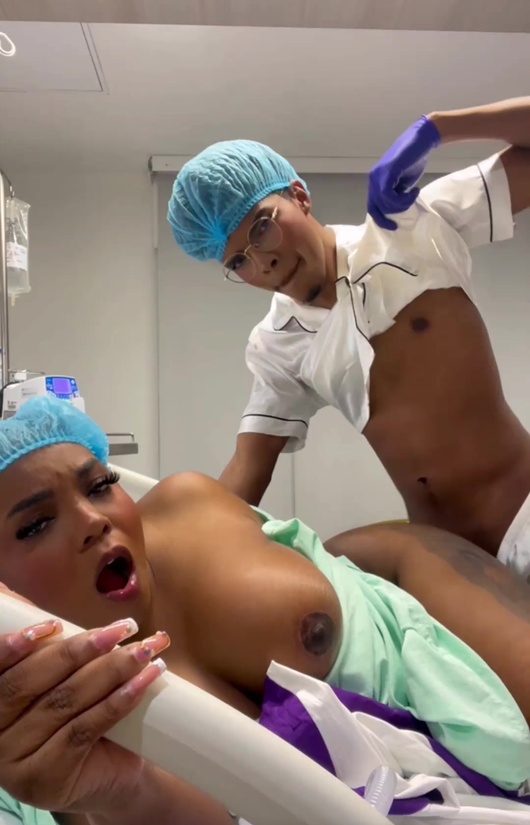 Un paciente negro es follado por un médico celoso en el hospital.