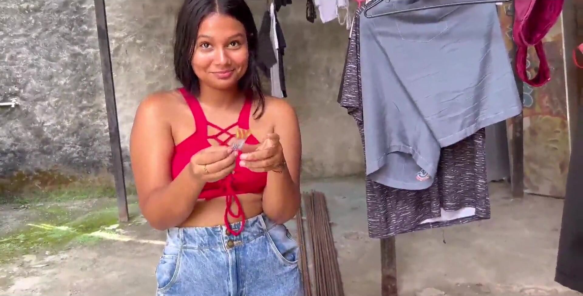 Un vendedor ambulante le chupa la polla y sus pezones lo provocan en la calle