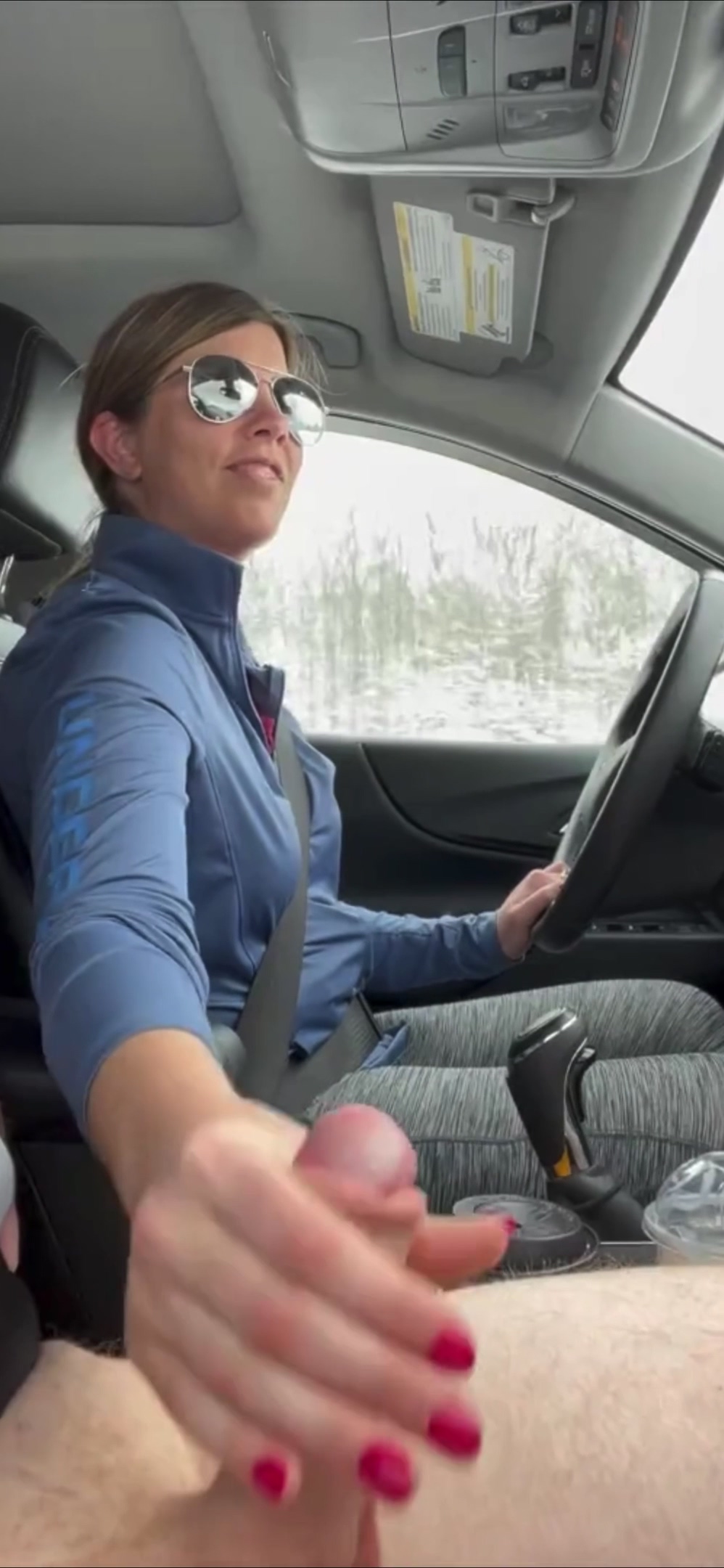 Una MILF británica se masturba con un desconocido en un coche mientras conduce por una carretera muy transitada.