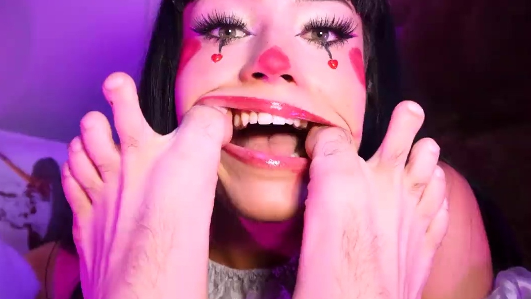 Una adolescente con brujería se disfraza de bruja y practica sexo anal.