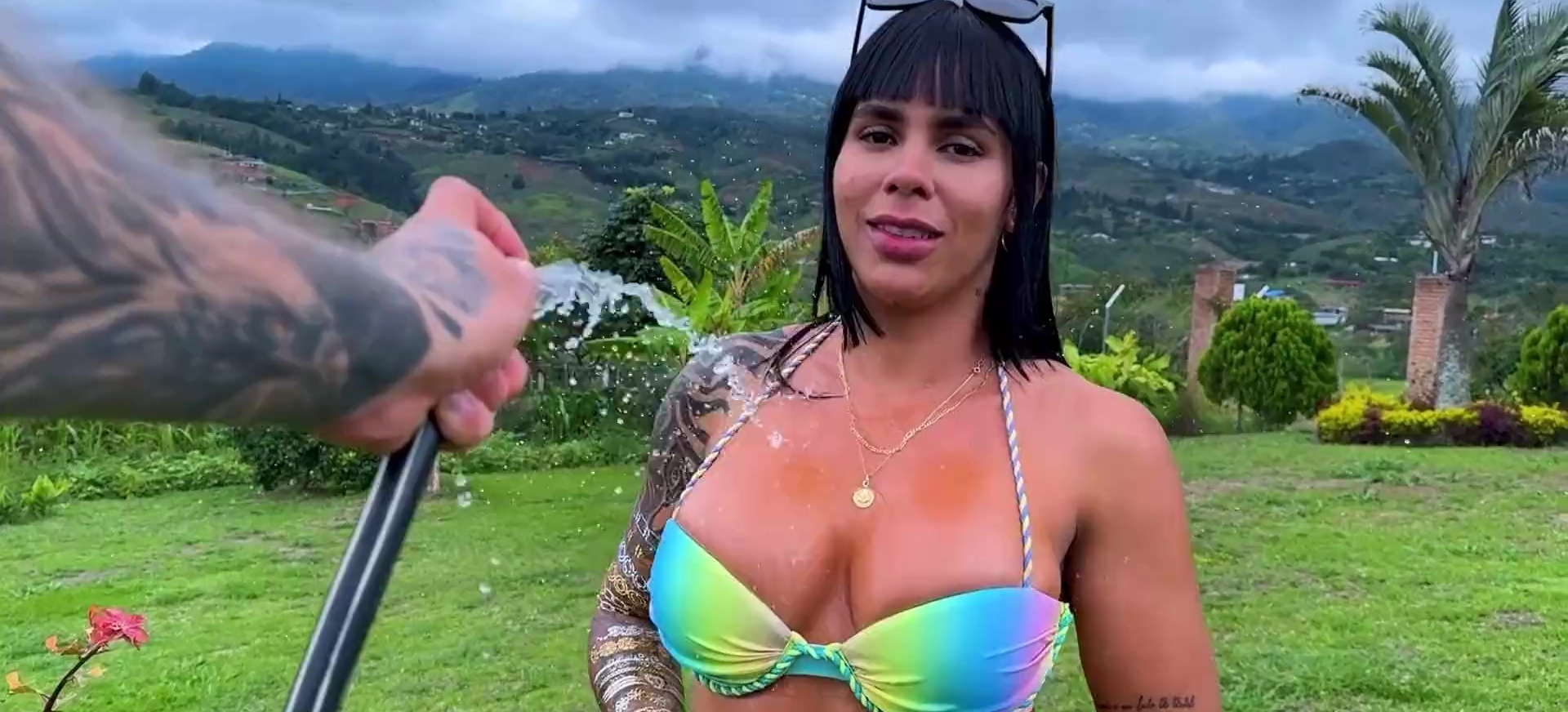 Una ardiente latina se pelea con un jardinero mientras su marido no está