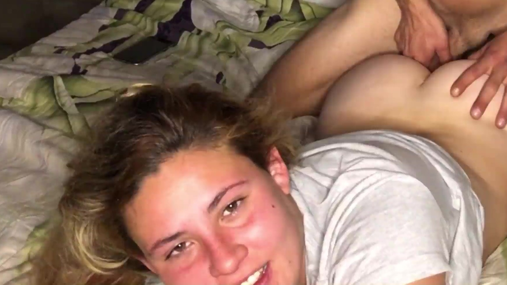 Una bella chica con un gran culo recibe su dosis diaria de sexo matutino cabalgando la polla de su novio sobre su cama.