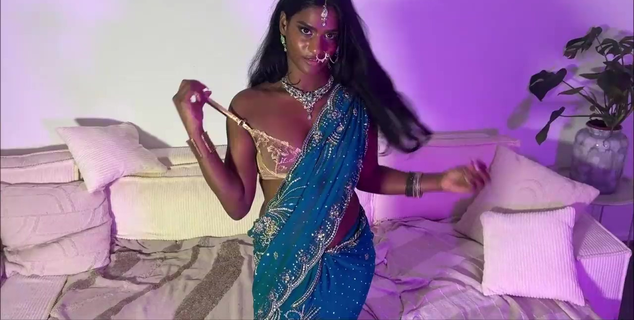 Una bella y bella india morena, vestida con un precioso sari, le come la polla a un chico y es agarrada con fuerza por detrás.