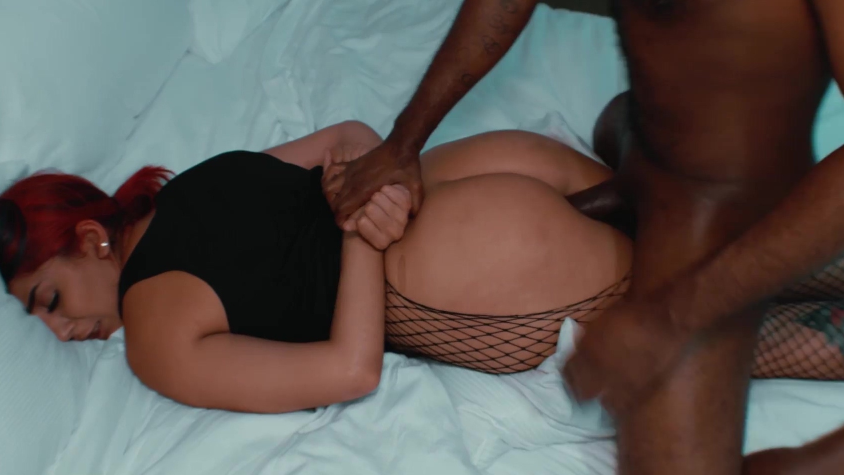 Una chica árabe de culo respingón se dedica a pescar.