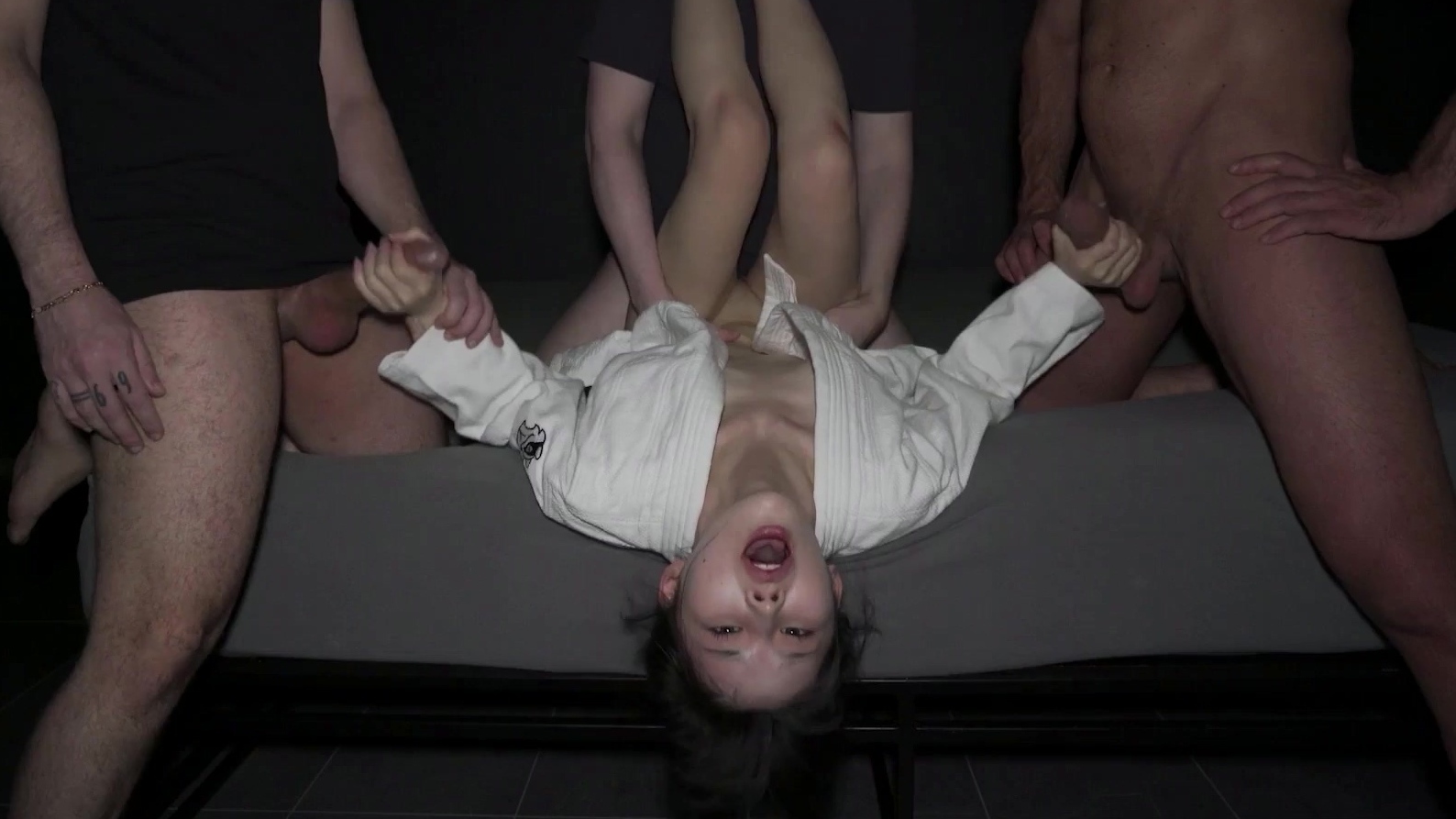 Una chica asiática fue brutalmente violada por varios hombres negros