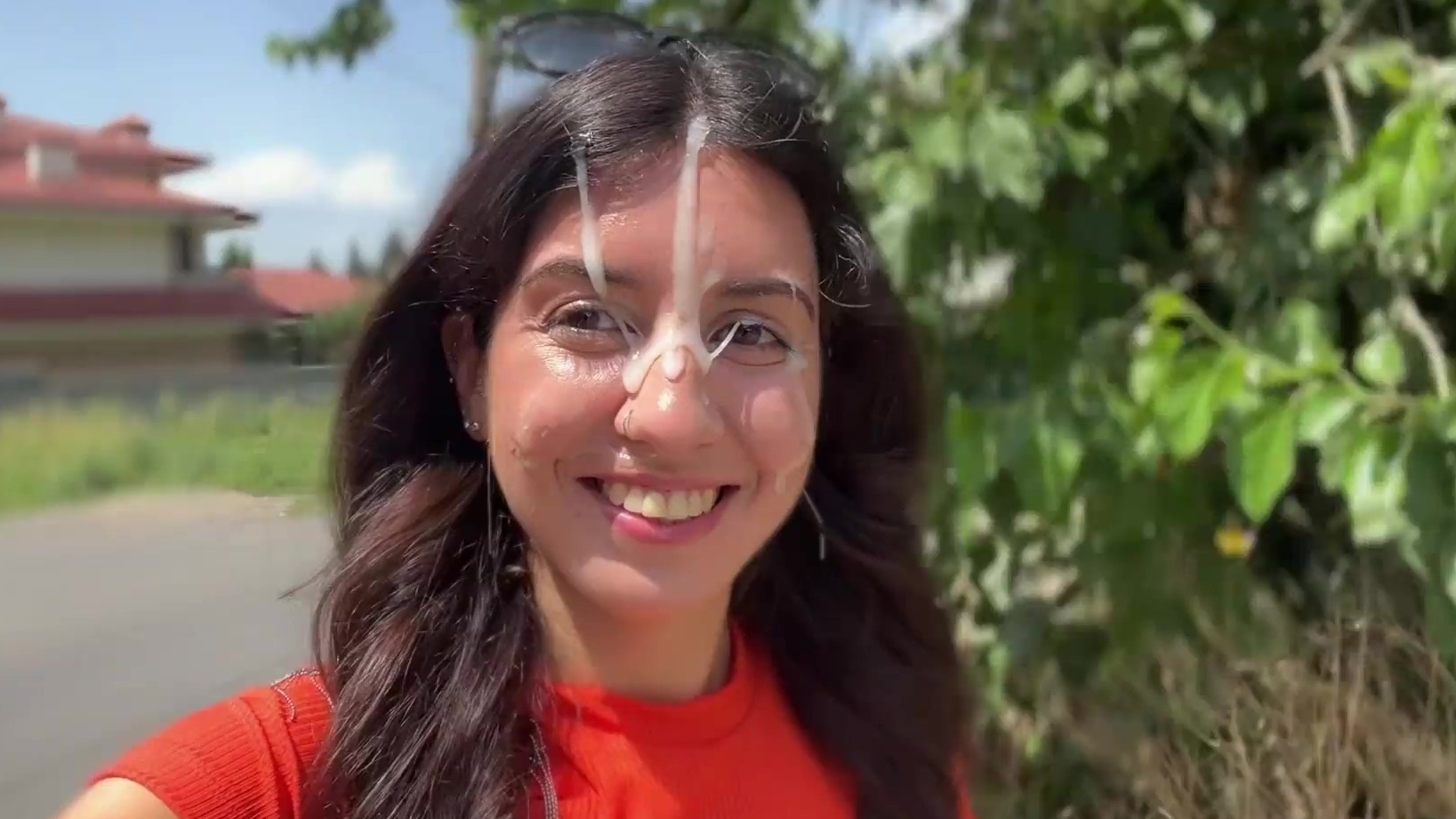 Una chica caliente me da un buen descanso en nuestro parque público y recibe un gran facial, que no se retira hasta el final de nuestro viaje.