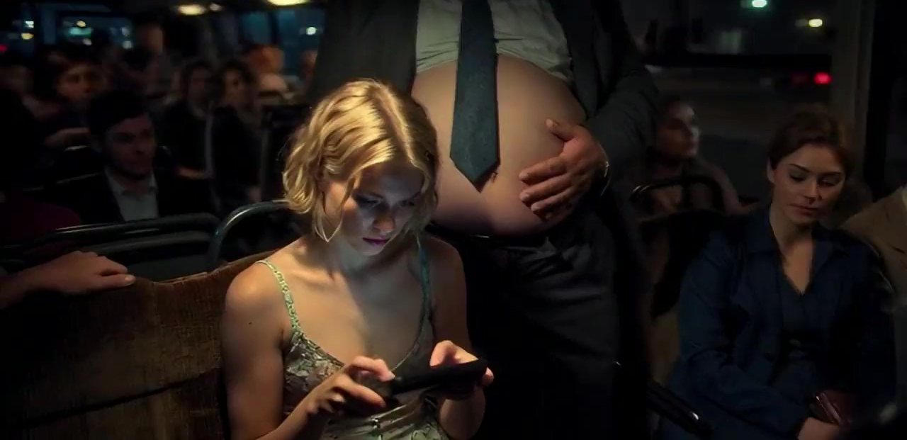 Una chica promiscua con IA es seducida en un autobús por un hombre gordo.