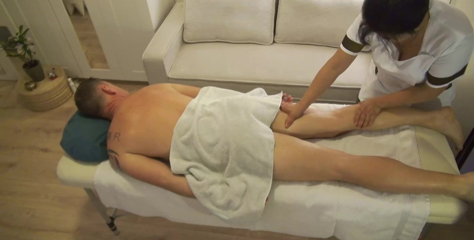 Una enfermera asiática le da a un pervertido francés un masaje especial con final feliz