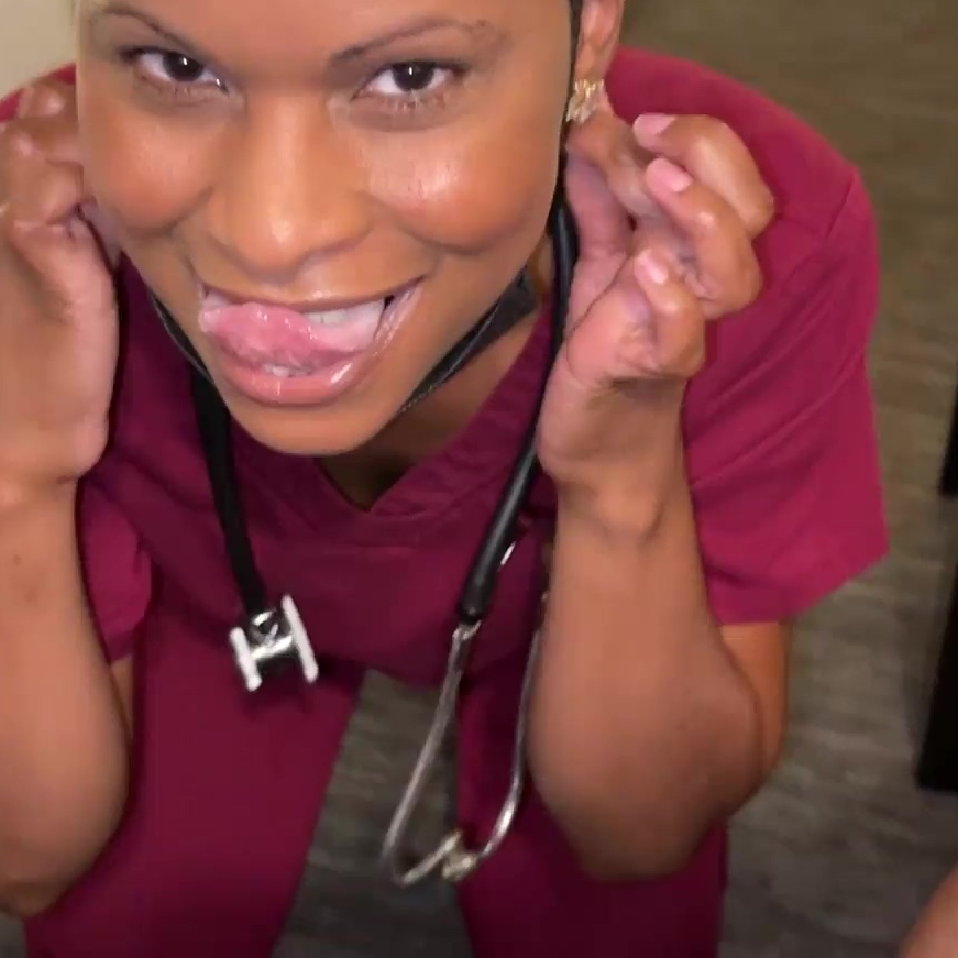 Una enfermera morena de culo respingón pasa la hora del almuerzo con un negro.