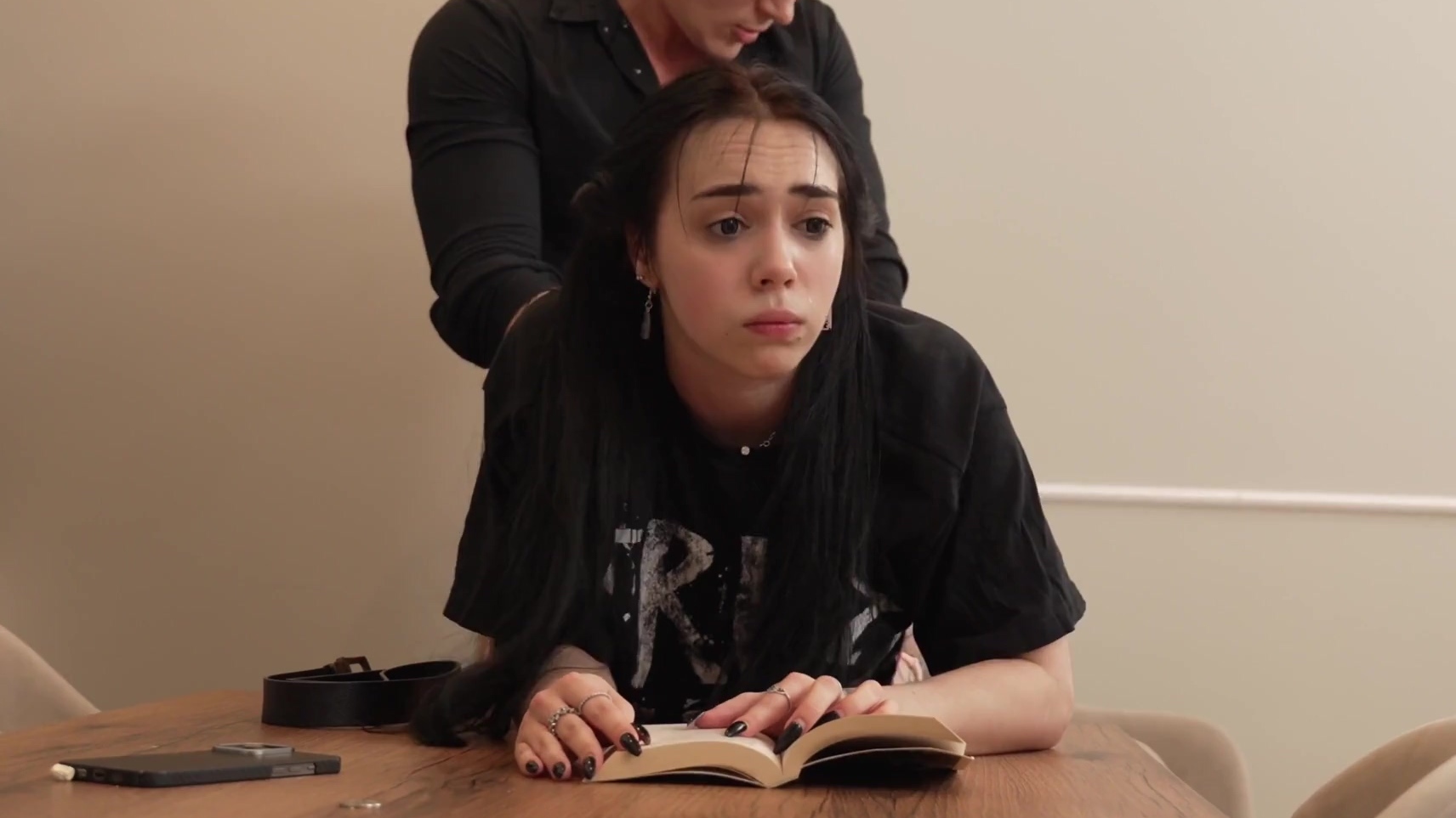 Una estudiante morena promiscua acude a su profesor y le da una buena paliza a cambio de buenas notas.